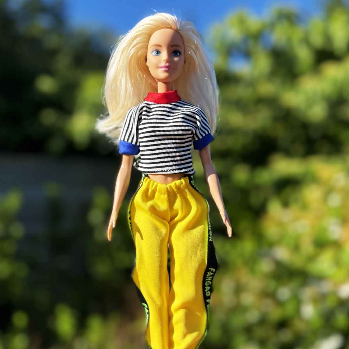 Barbie outfit ‘Swag’ met zwart wit gestreept shirt en gele broek
