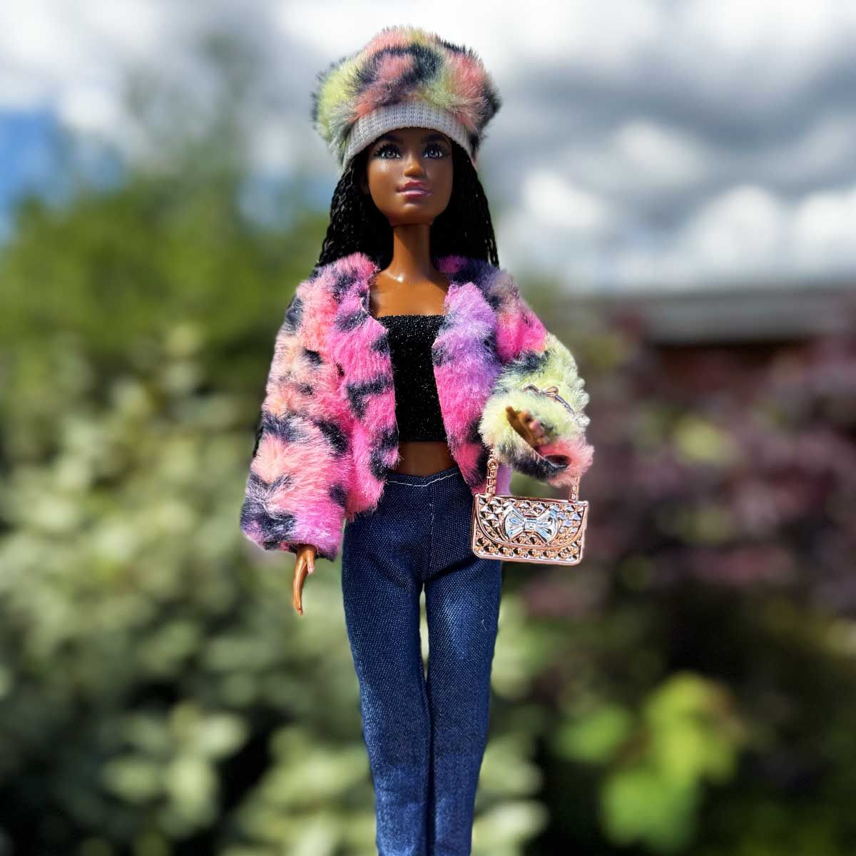 Barbie outfit multicolor met bontjas bontmuts glittertop en jeans