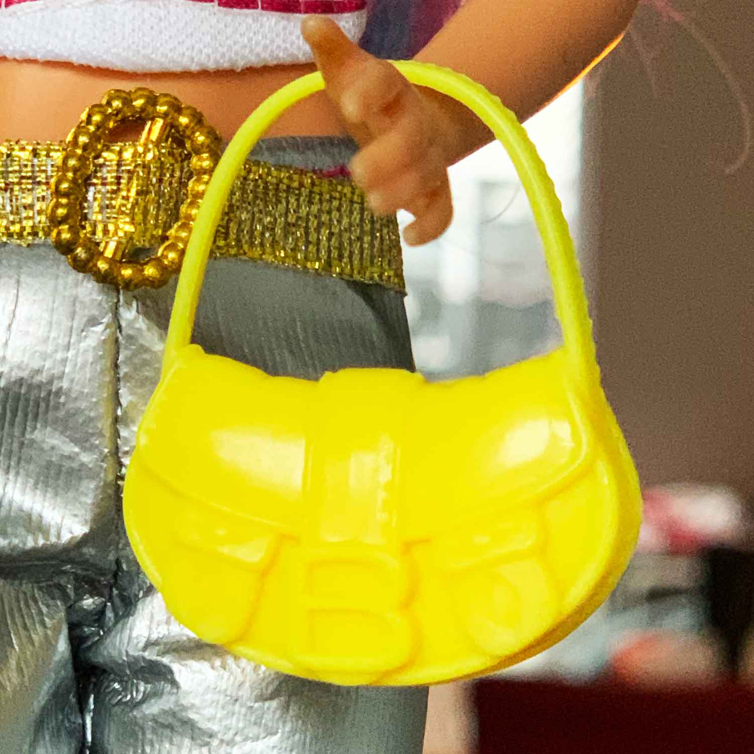 Barbie handtas geel met grote riem en zijvakken