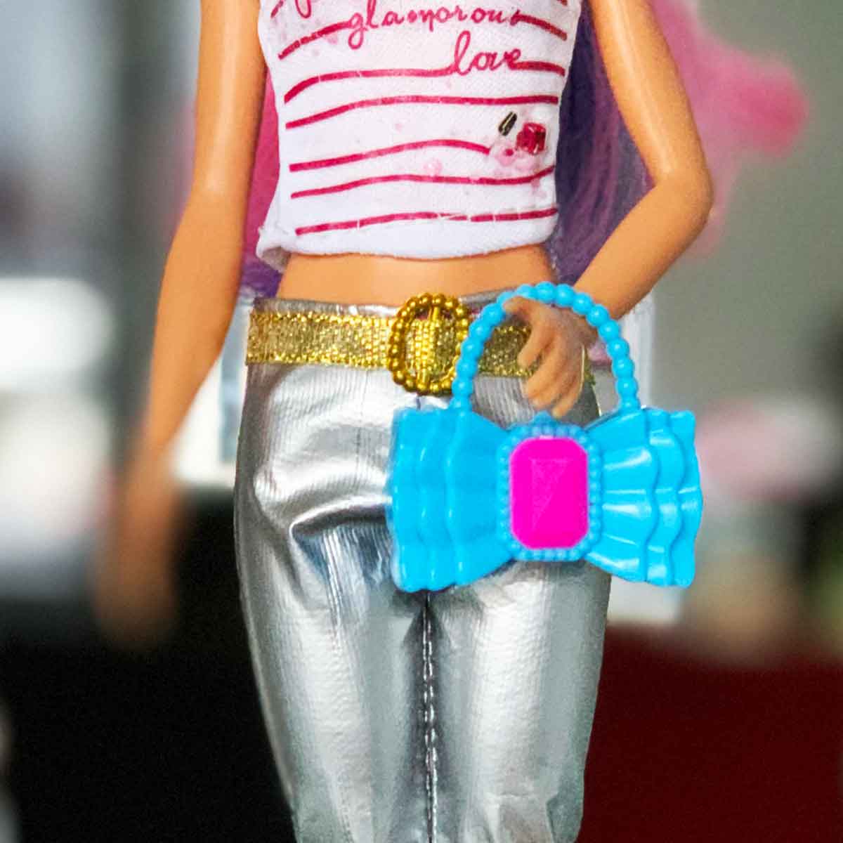 Barbie handtas lichtblauw in strikvorm met grote roze diamant