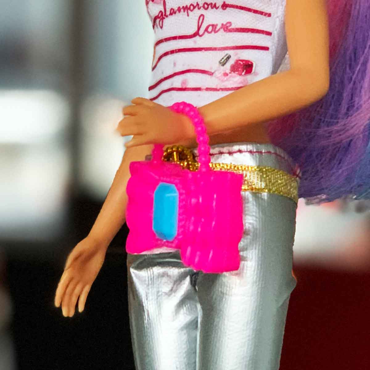 Barbie handtas neon roze in strikvorm met grote lichtblauwe diamant