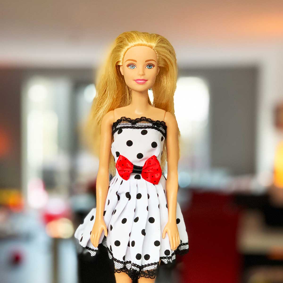 Barbie jurk wit met zwarte stippen kant randje en rode strik