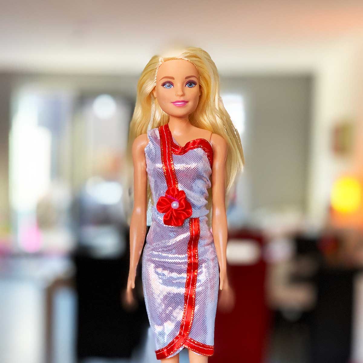 Barbie jurk zilver off shoulder met rode rand en bloem