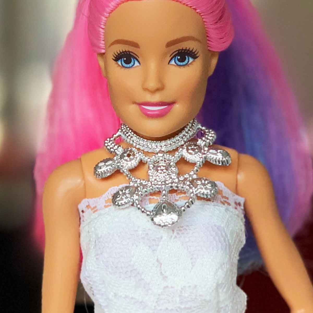 Barbie ketting zilver met diamanten met bloemen en spikkelmotief