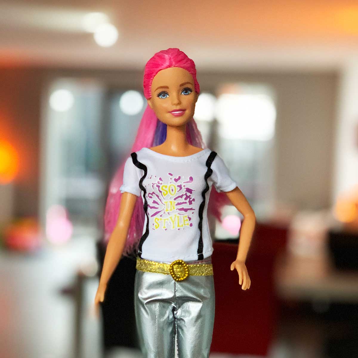 Barbie outfit met bedrukt wit shirt en zilveren broek met gouden riem