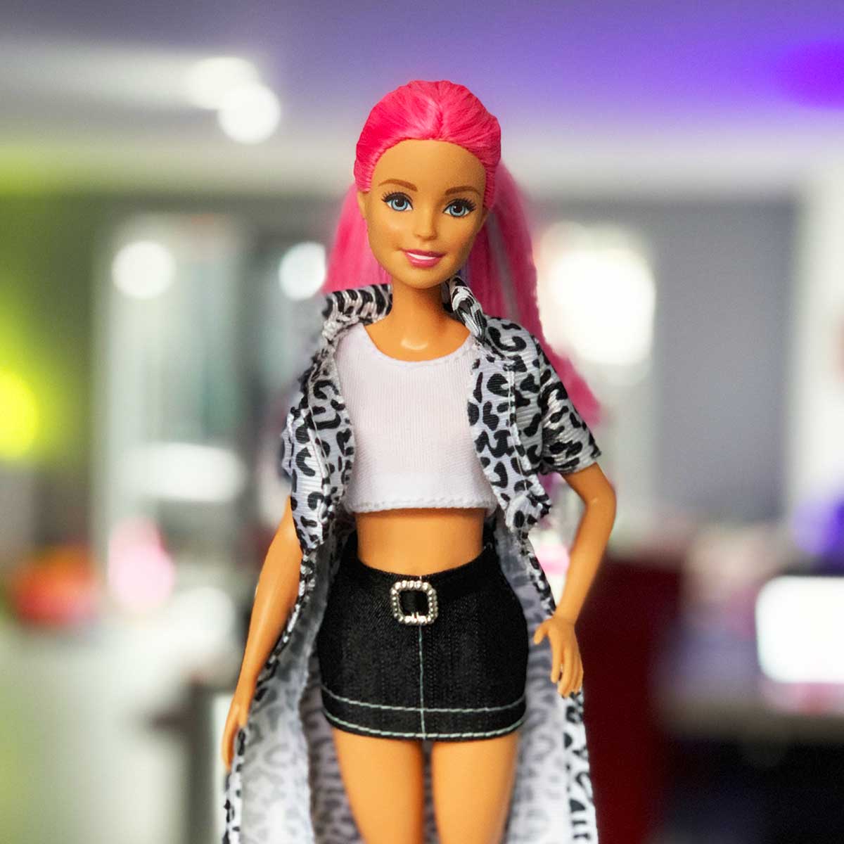 Barbie outfit met wit zwart panterprint vest wit mouwloos shirt en zwarte rok