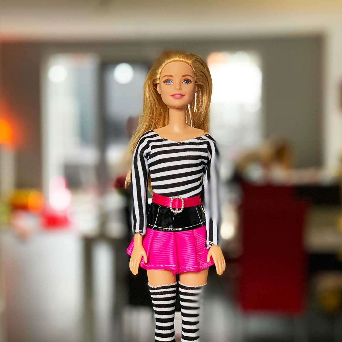 Barbie outfit met zwart wit gestreept shirt en sokken met fuchsia rok