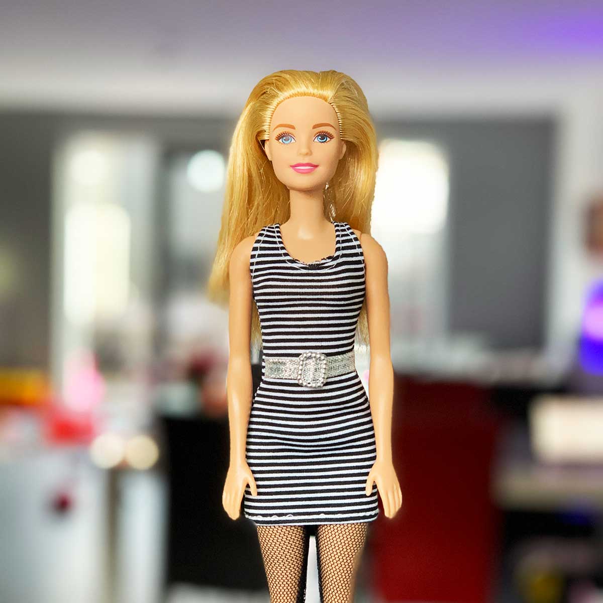Barbie outfit met zwart wit gestreepte jurk en zwarte legging