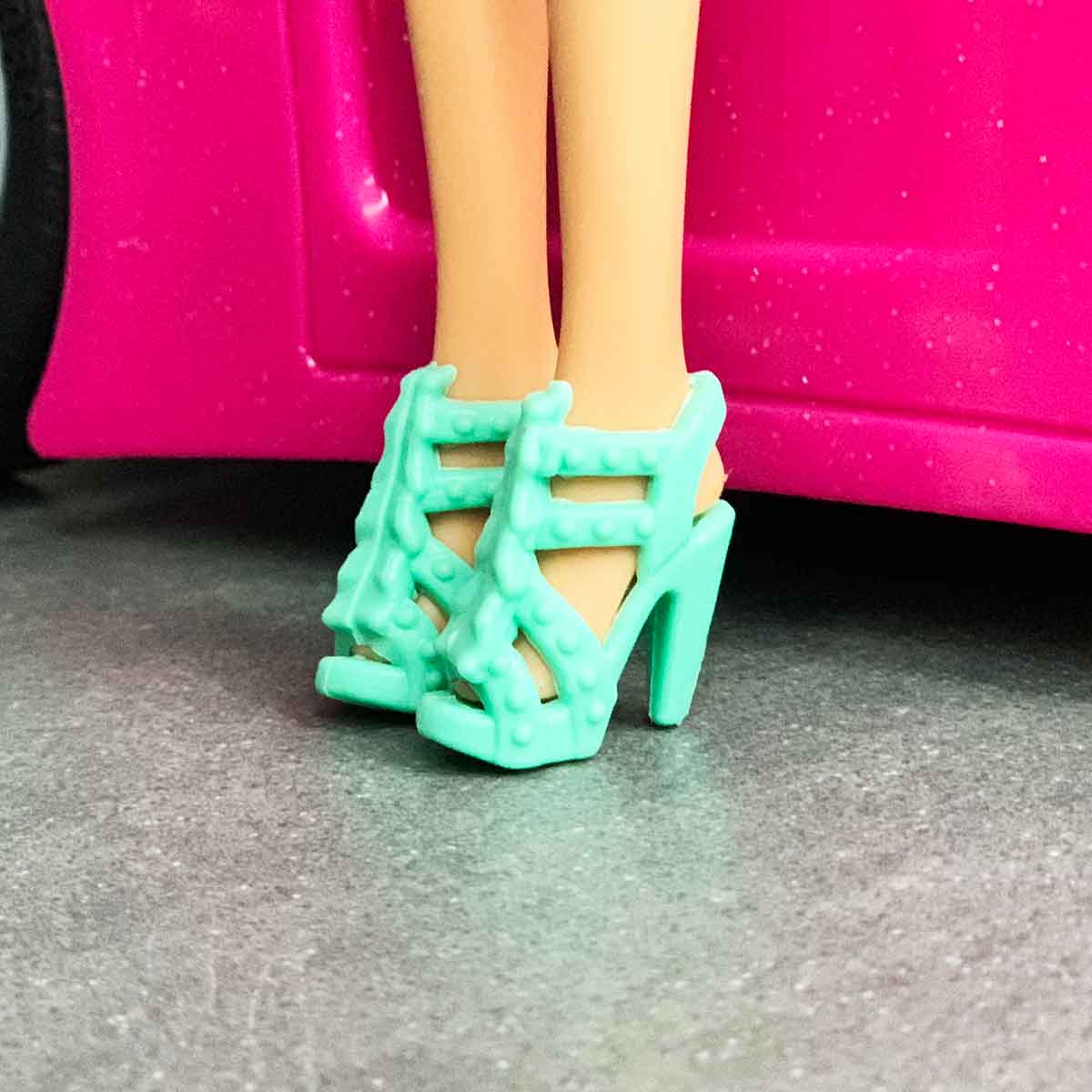 Barbie schoenen mint groene pumps met riemen van spikkelmotief