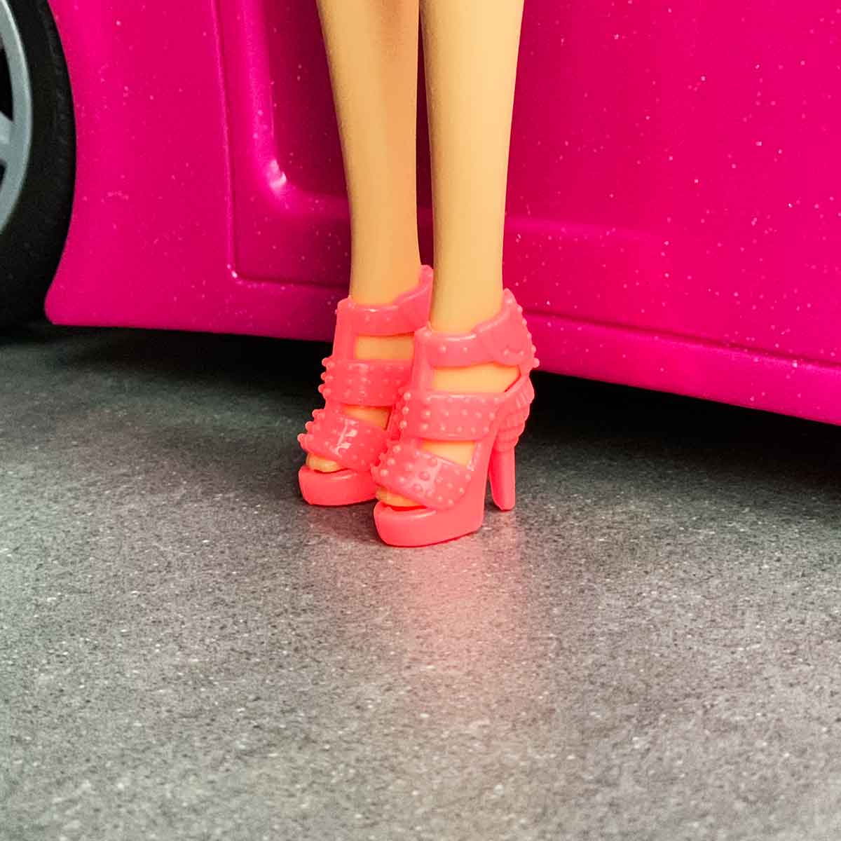 Barbie schoenen neon roze pumps met riemen van spikkelmotief