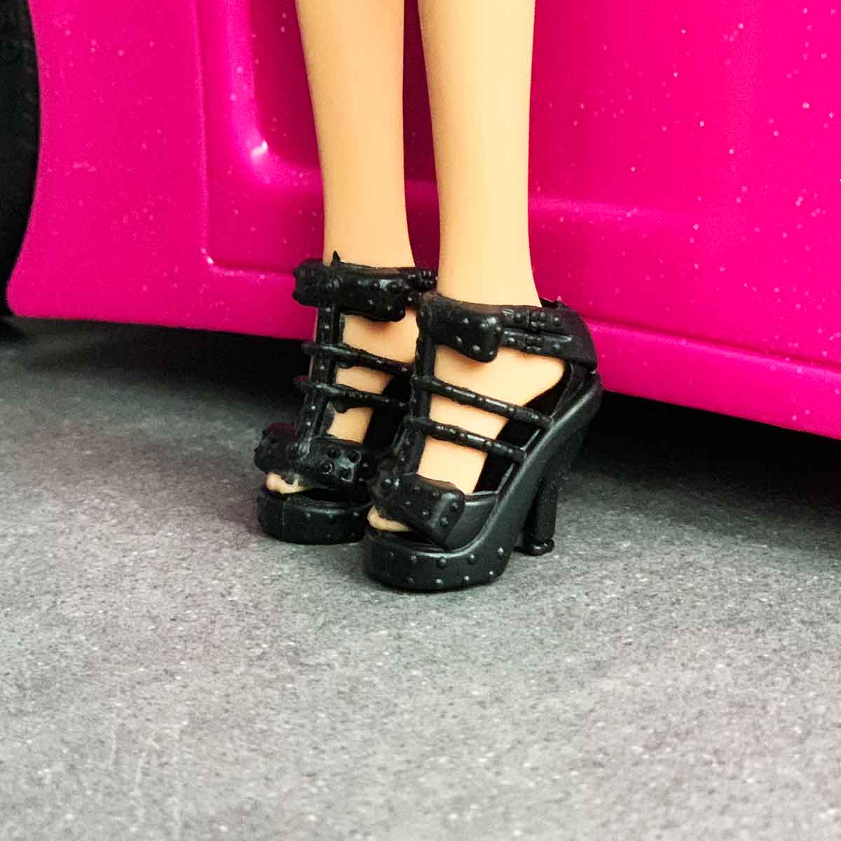 Barbie schoenen zwarte pumps met riemen van spikkelmotief