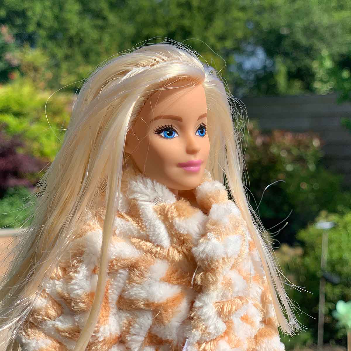 Barbie winterjas wit met oranje hoekmotief met kraag