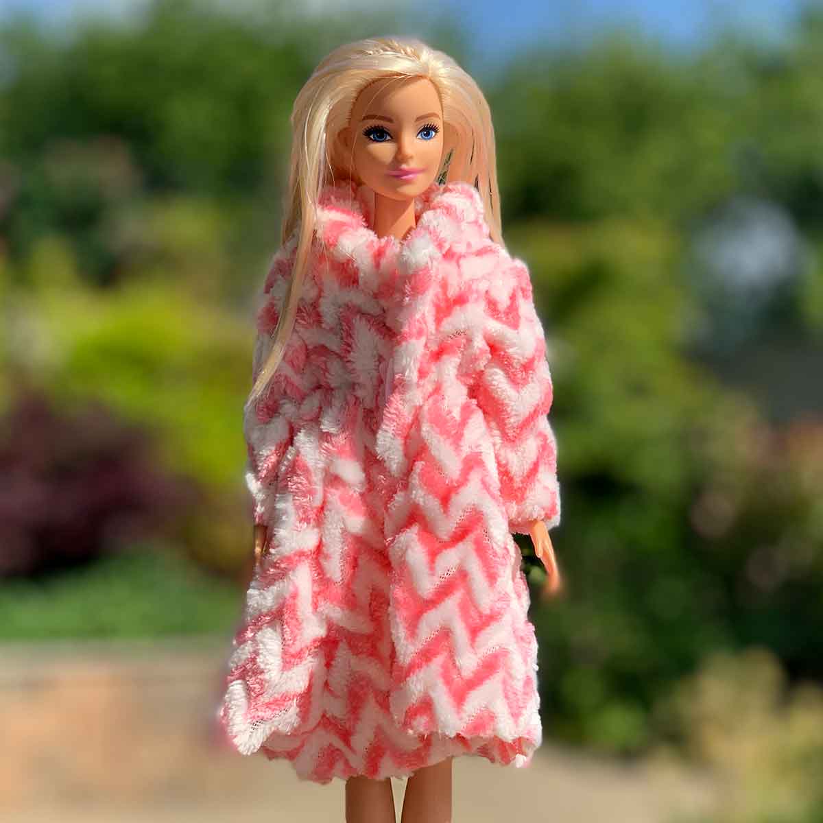 Barbie winterjas wit met roze hoekmotief met kraag