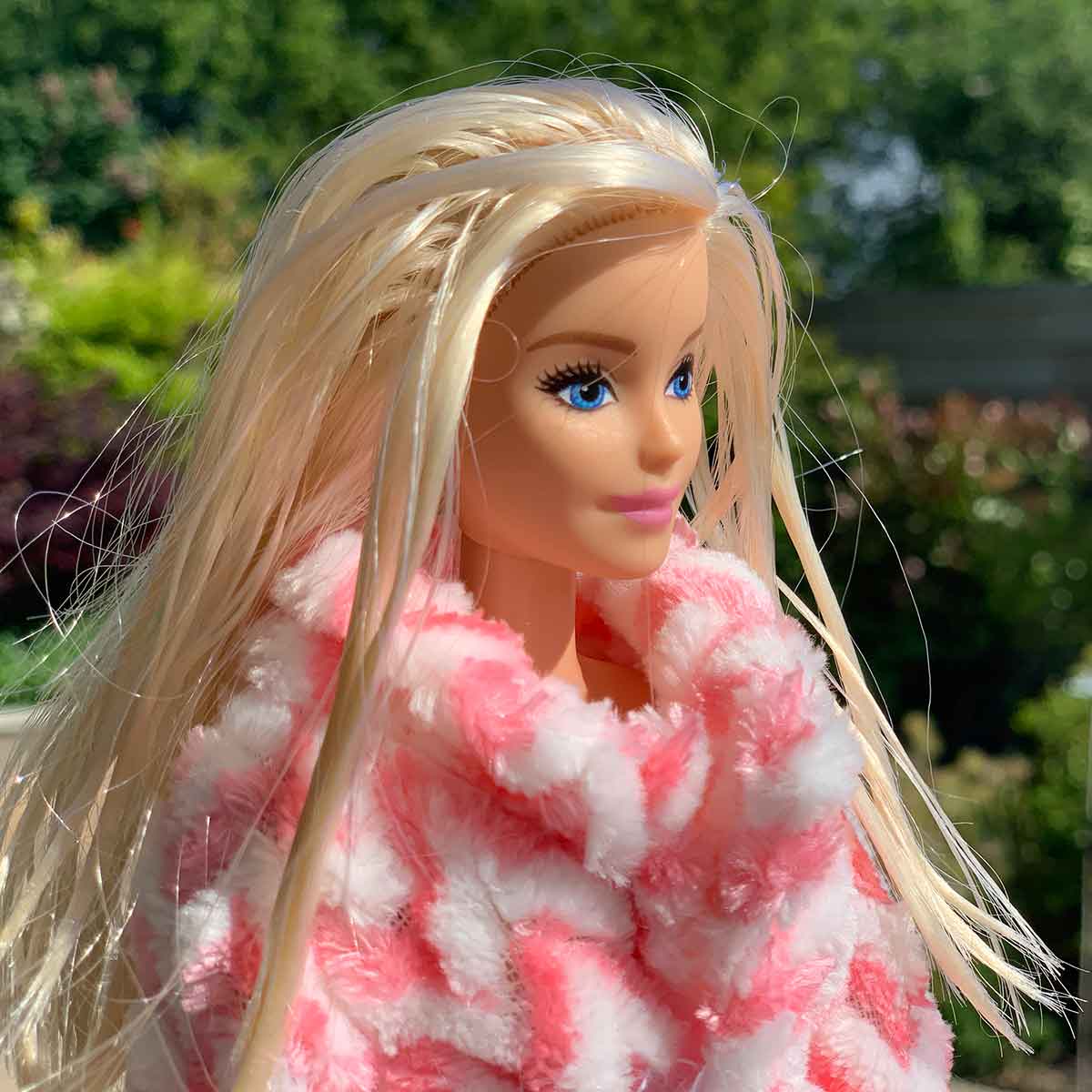 Barbie winterjas wit met roze hoekmotief met kraag