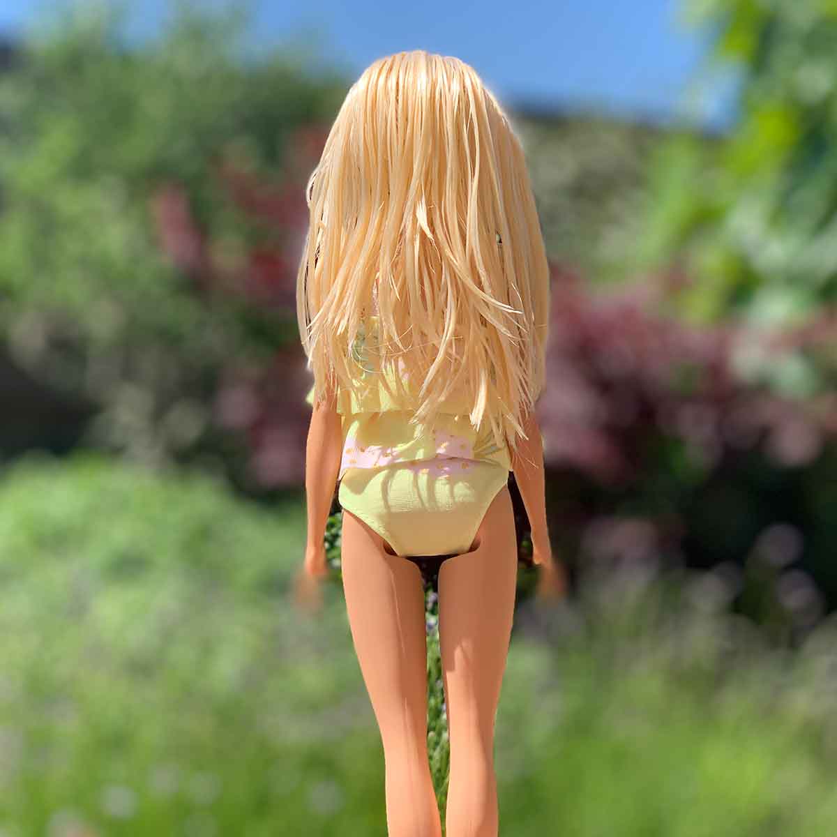 Barbie bikini lichtgeel met witte vlakken met gele stippen