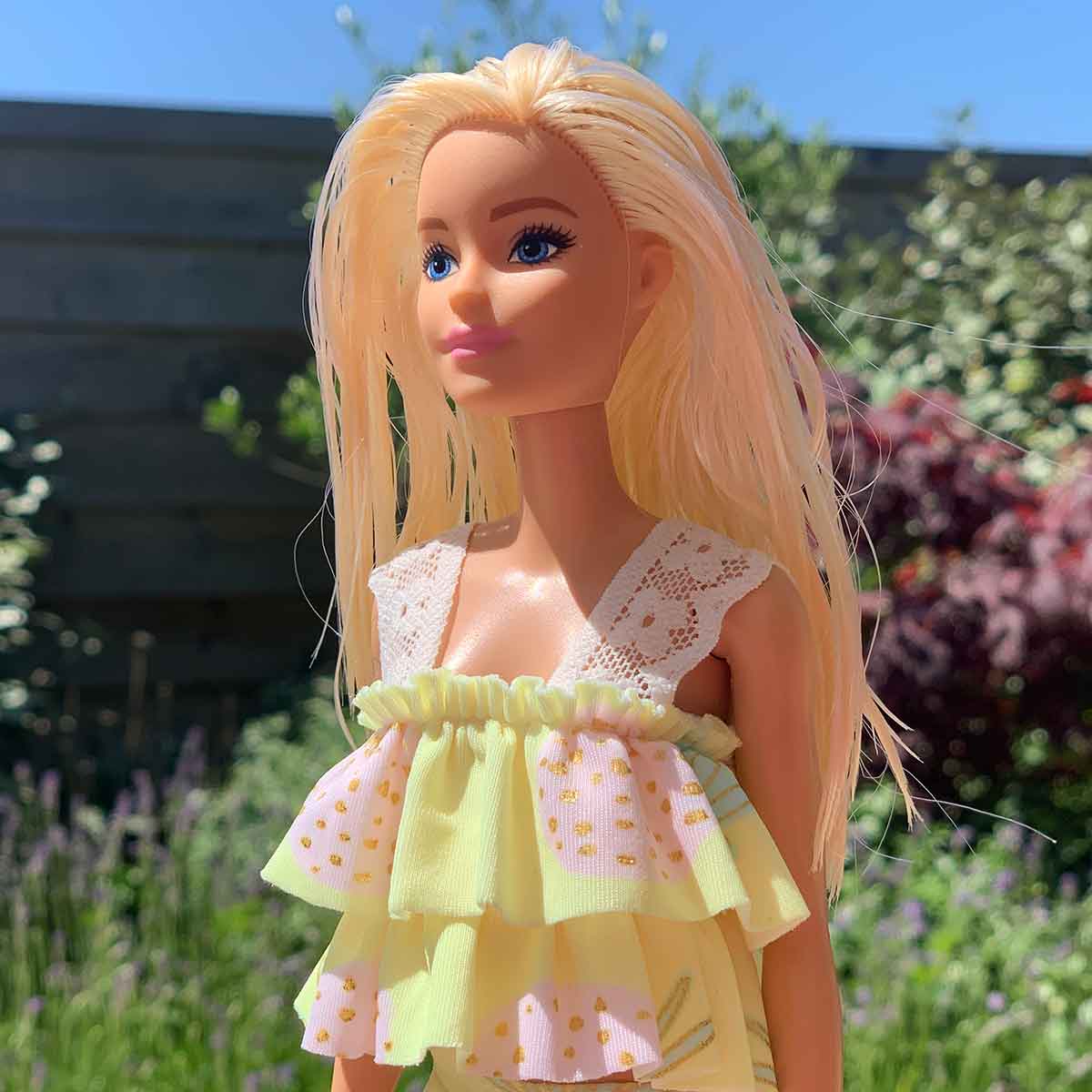 Barbie bikini lichtgeel met witte vlakken met gele stippen