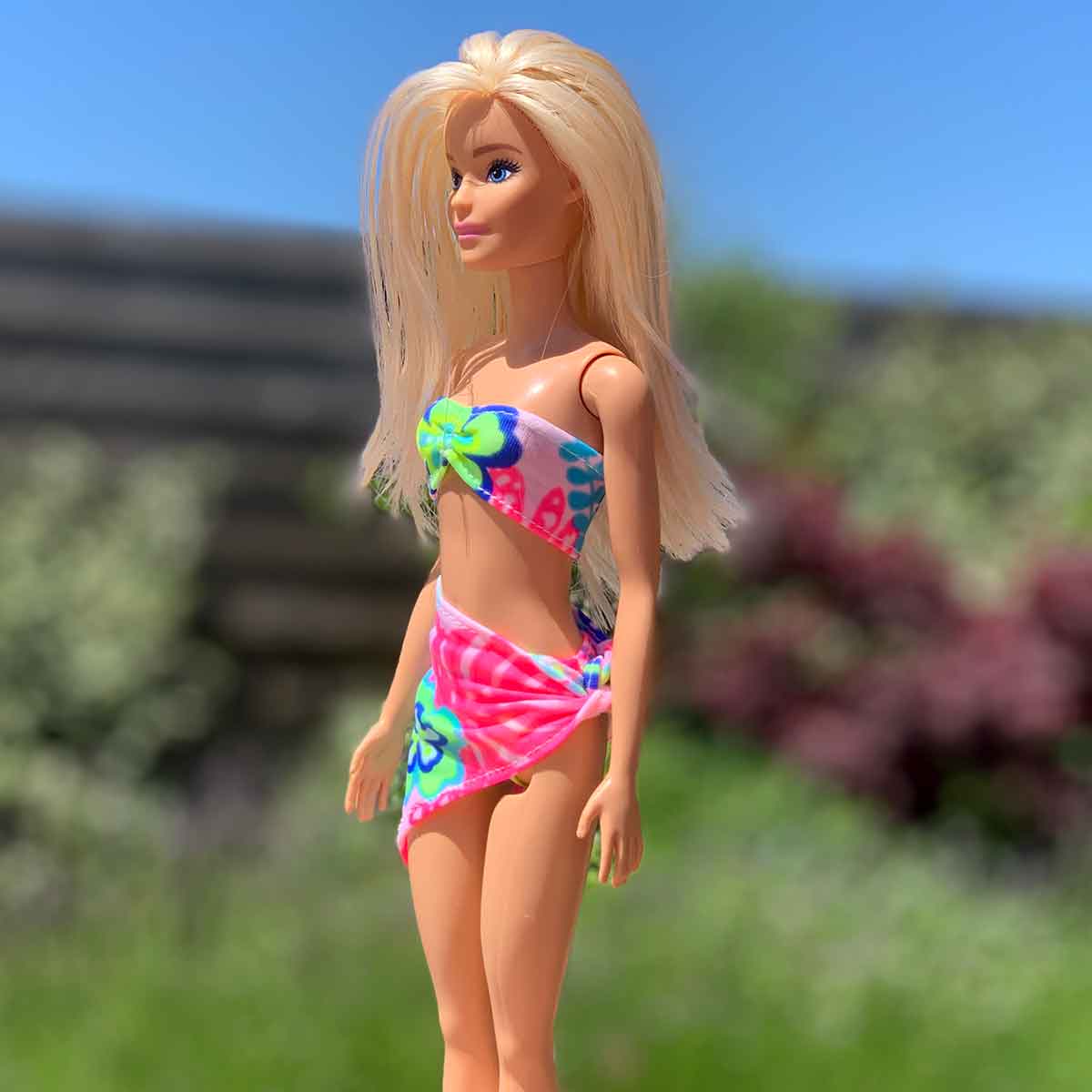 Barbie bikini lichtroze met gekleurde bloemen en flamingo