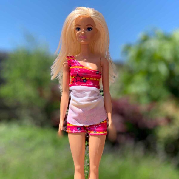 Barbie bikini fuchsia met gekleurde lijnen en sterren en witte pareo