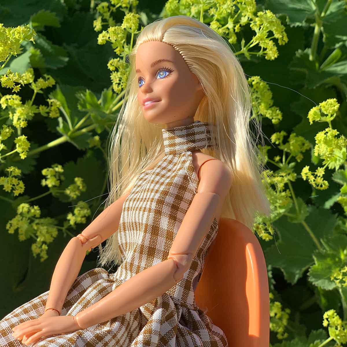 Barbie eetkamerstoel oranje met dichte afgeronde rugleuning