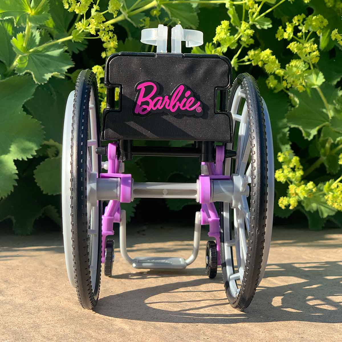Barbie rolstoel met lila onderstel en verstelbare voetensteun