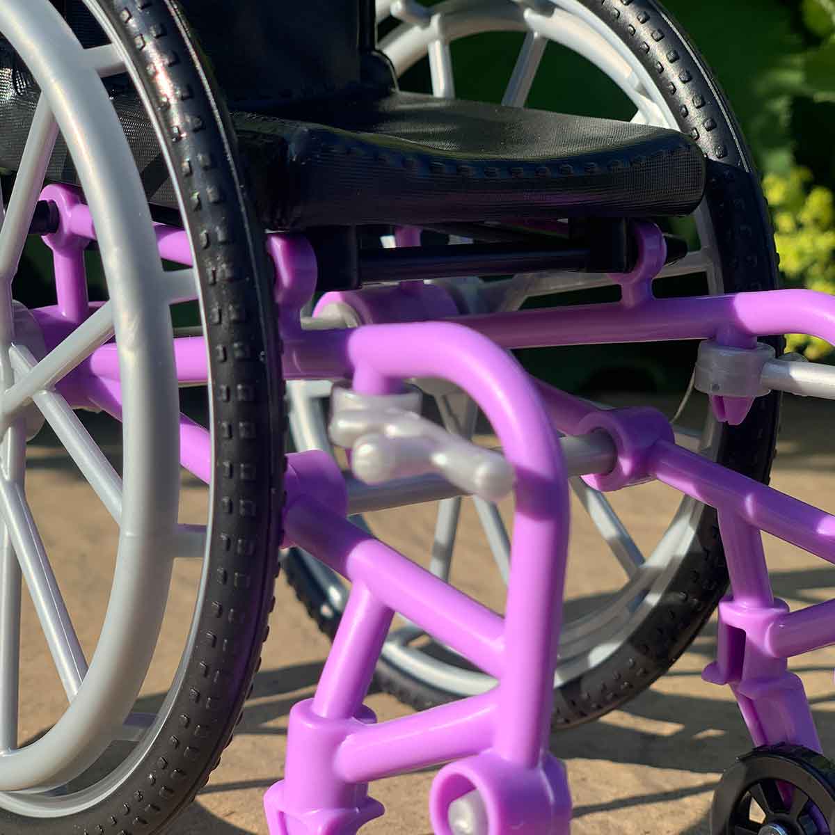 Barbie rolstoel met lila onderstel en verstelbare voetensteun