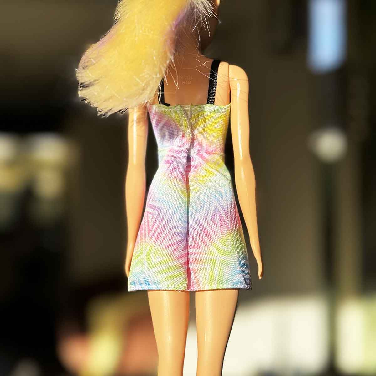 Barbie jurk regenboog met motief en zwarte bandjes