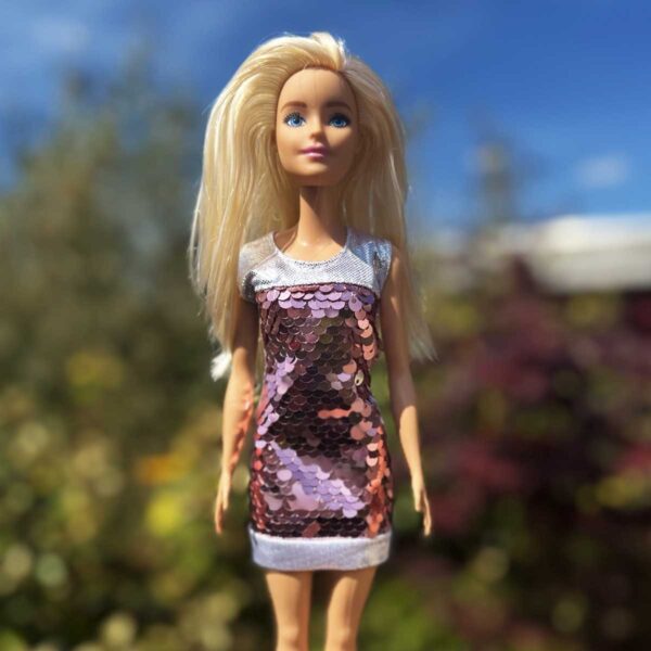 Barbie jurk zilver met roze pailletjes aan de voorkant