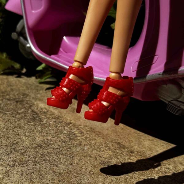 Barbie schoenen rode pumps met riemen van spikkelmotief