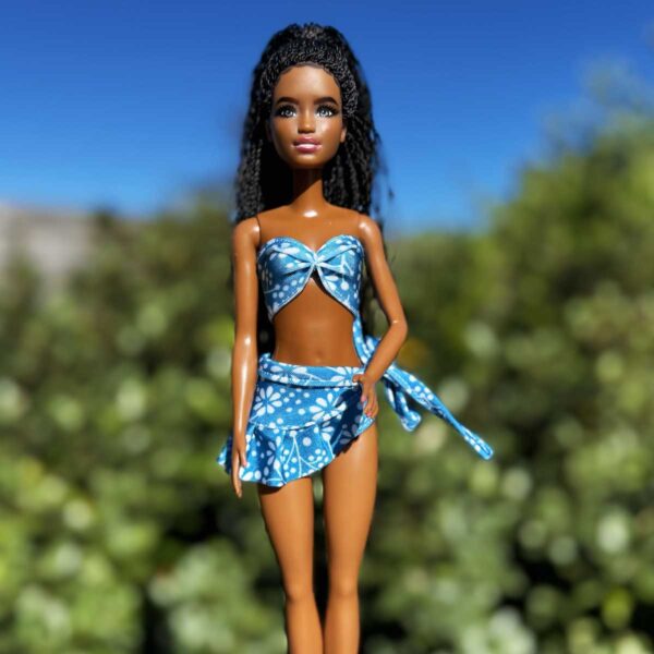 Barbie bikini blauw met witte bloemen en stippenprint met pareo