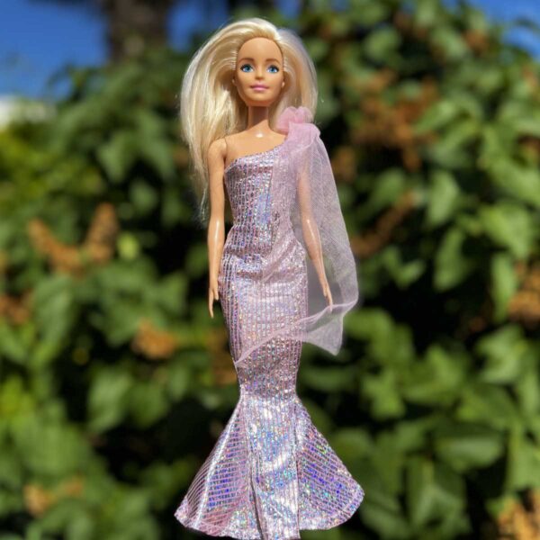 Barbie avondjurk roze zilver glitter gestreept one shoulder met roze strik