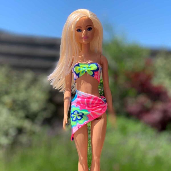 Barbie bikini lichtroze met gekleurde bloemen flamingo en pareo
