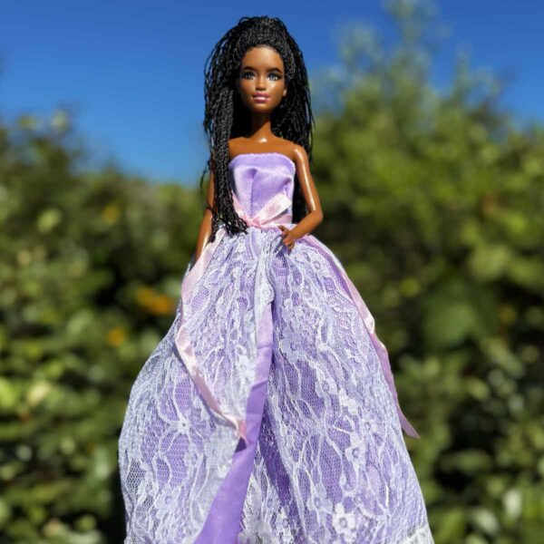 Barbie jurk lila kant met bloemetjesmotief en roze strik