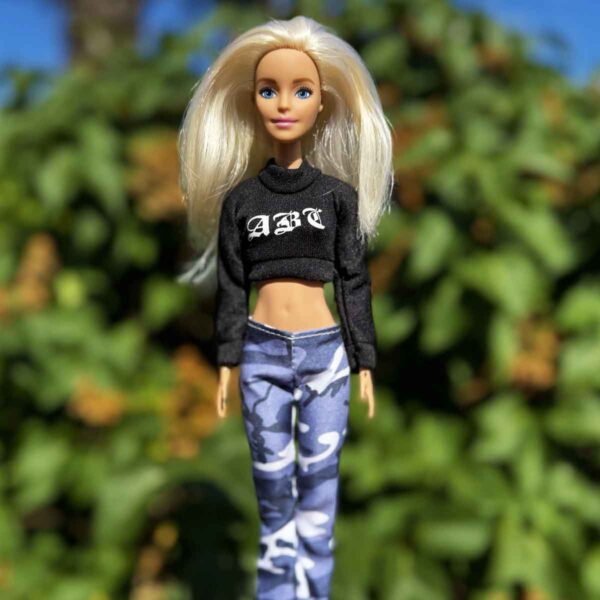 Barbie outfit 'ABC' met blauwe camo broek en zwarte crop top