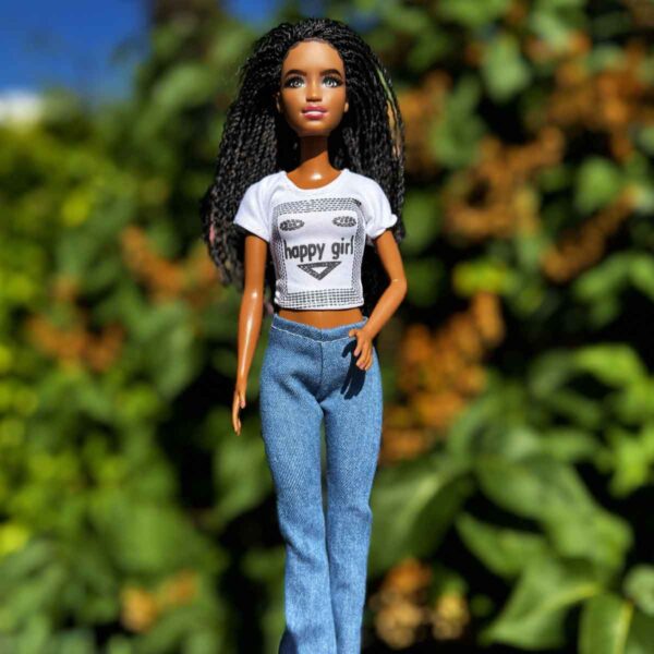 Barbie outfit 'Happy Girl' met blauwe jeans en wit T-shirt bedrukt