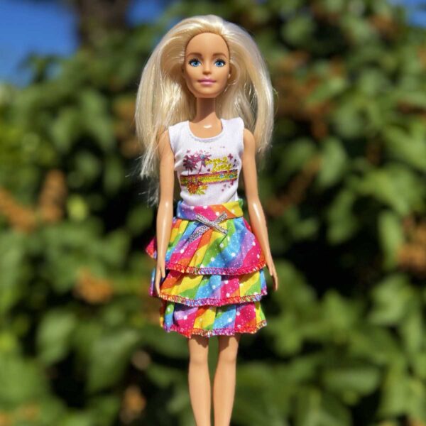 Barbie outfit met regenboog laagjes rok en witte top met opdruk