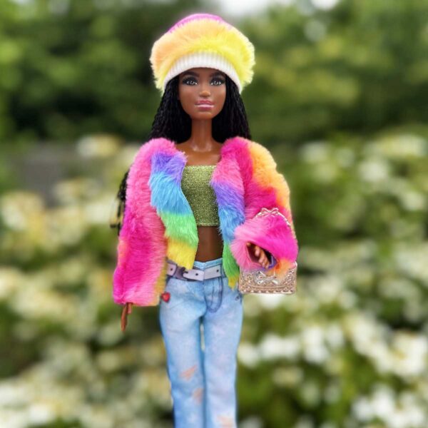 Barbie outfit regenboog met bontjas bontmuts glittertop en jeans
