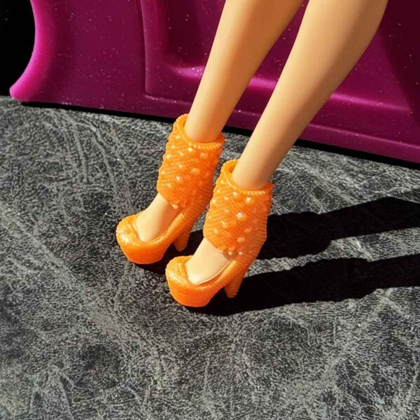 Barbie schoenen hoge oranje pumps met balletjes relief