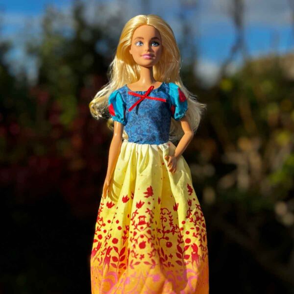 Barbie jurk Disney Sneeuwwitje blauw geel met sierlijke opdruk