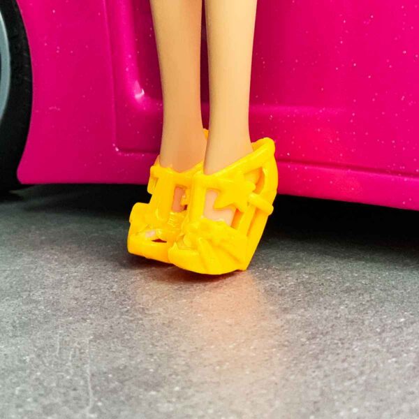 Barbie schoenen geel pumps met riem en sterrenmotief (kopie)