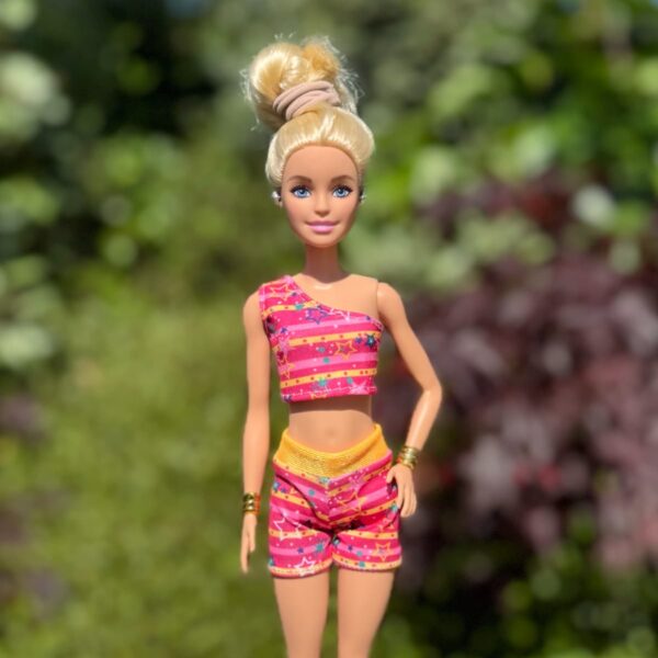 Barbie bikini fuchsia met gekleurde lijnen en sterren