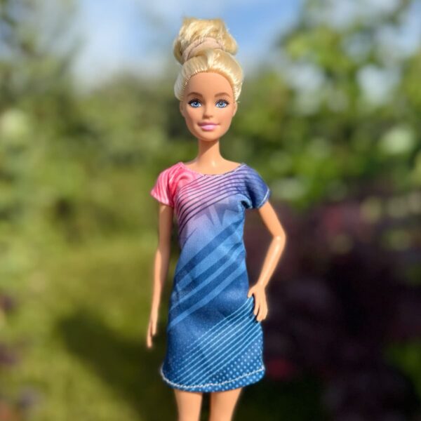 barbie-jurk-blauw-met strepen-en-stippen
