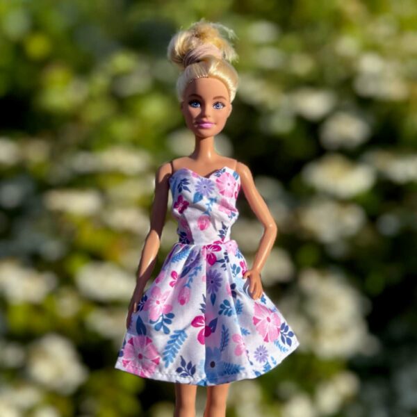 Barbie jurk wit met v-hals en gekleurde bloemen opdruk