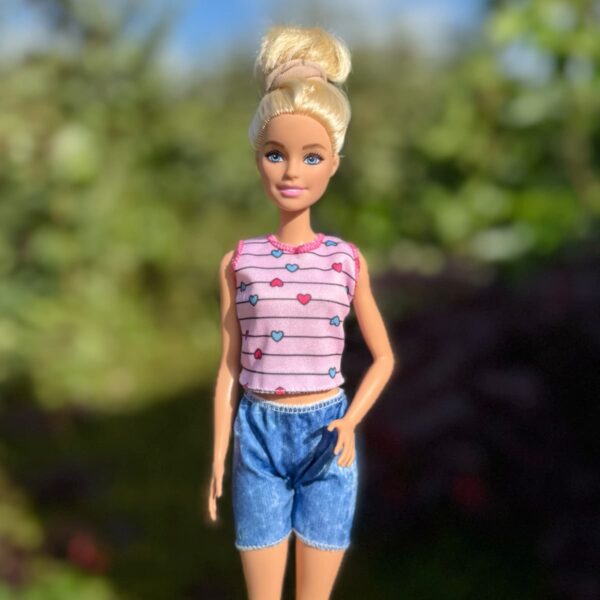 Barbie outfit met roze top met hartjes en blauwe short